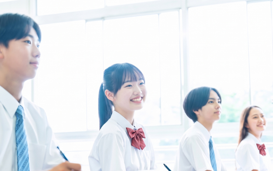 制服を着た生徒たち